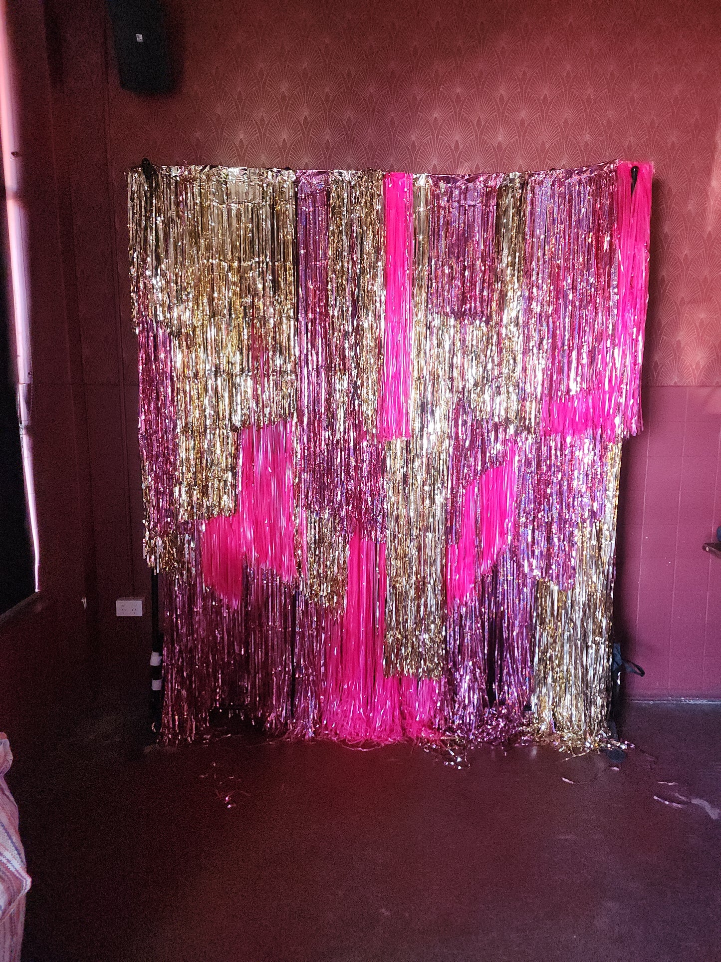 NAOMI TINSEL BACKDROP