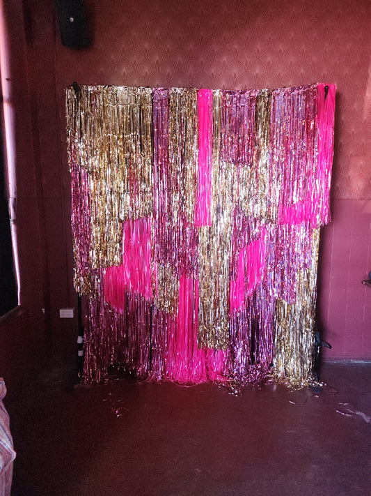 NAOMI TINSEL BACKDROP